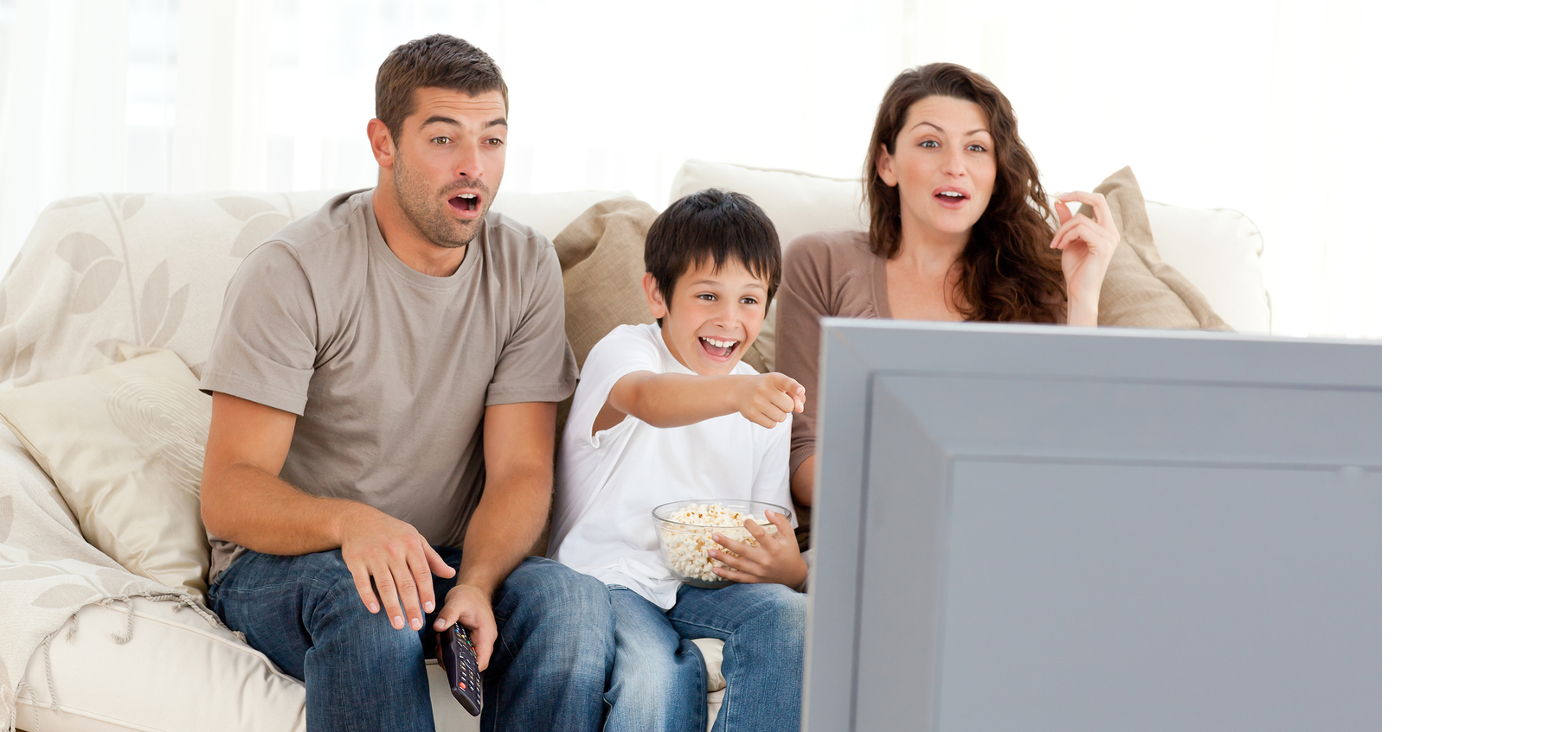 Пока родители смотрят телевизор. Семья у телевизора. Семья на диване перед телевизором. Семья смотрит телевизор. Счастливая семья у телевизора.